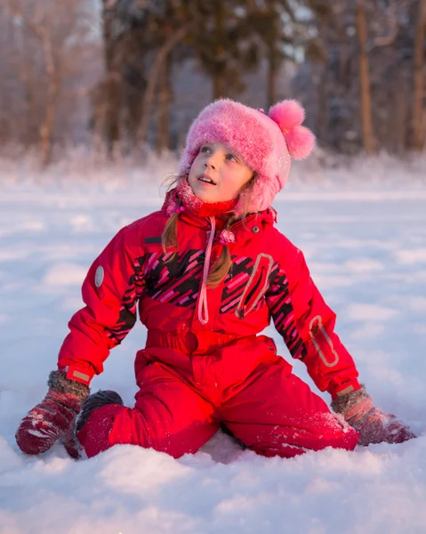 Liten flicka sitter i hans knä i snön — Stockfoto