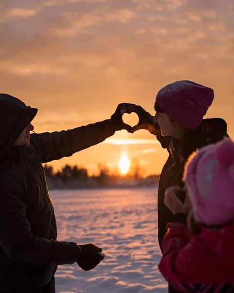 Man och kvinna gör hjärtat händer — Stockfoto