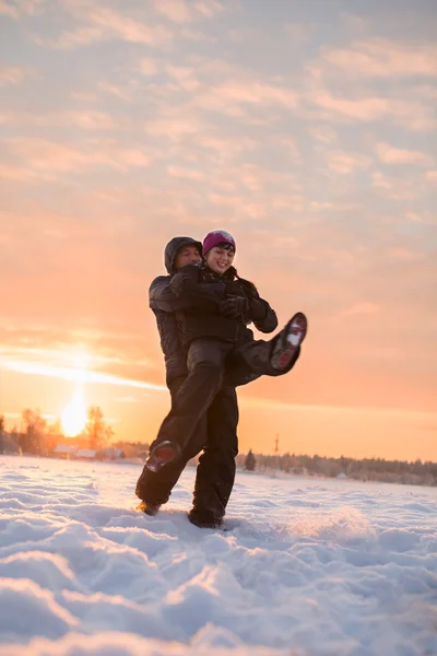 Man spinning kvinna på vintern — Stockfoto