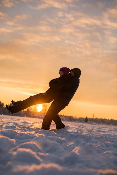 Uomo filatura donna in inverno — Foto Stock