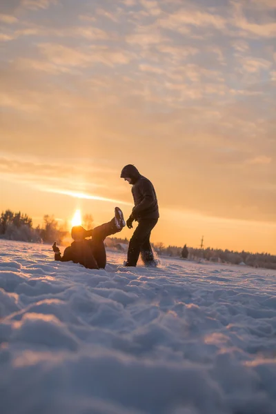 Снежная борьба мужчин и женщин — стоковое фото