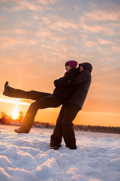 Hombre girando mujer en invierno —  Fotos de Stock