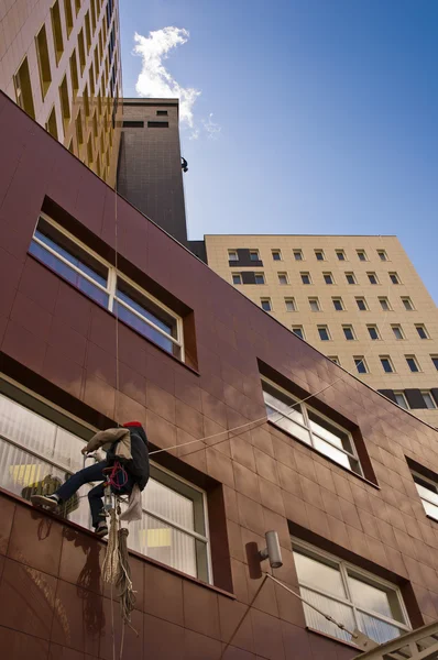 Los Spiderman están limpiando ventanas — Foto de Stock