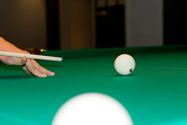 Homem a jogar snooker — Fotografia de Stock