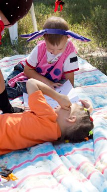 iki genç çocuk halı üzerinde