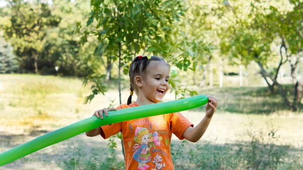 Glad liten flicka med partiet ballong — Stockfoto