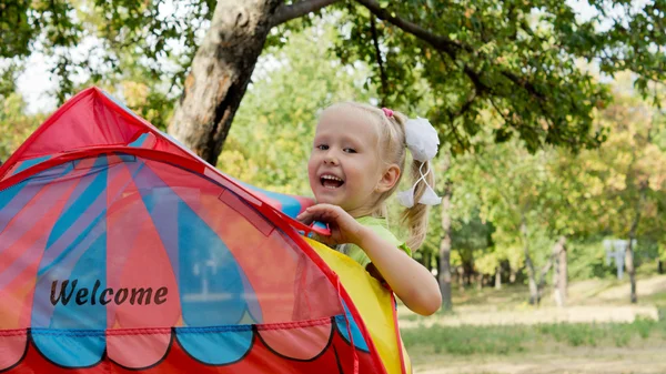 Lachen meisje met tent — Stockfoto