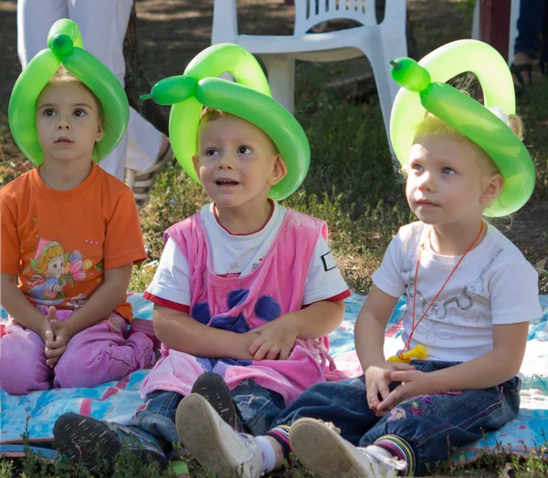 Drie kleine kinderen op een verjaardagsfeestje — Stockfoto