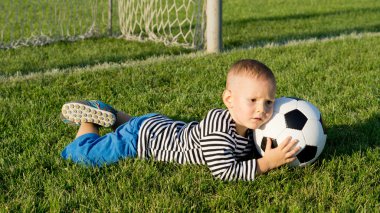 küçük çocuk bir futbol topu tekmeleme