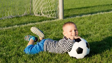 küçük çocuk bir futbol topu tekmeleme