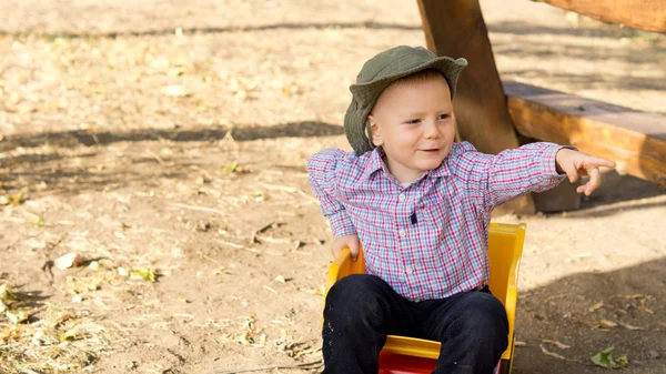 Lachender kleiner Junge zeigt — Stockfoto