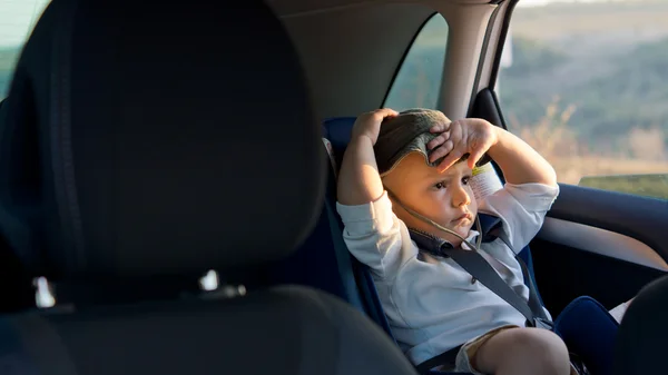 Kleiner Junge sitzt in einem Babysitz — Stockfoto