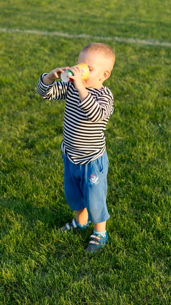 Liten pojke en drink — Stockfoto