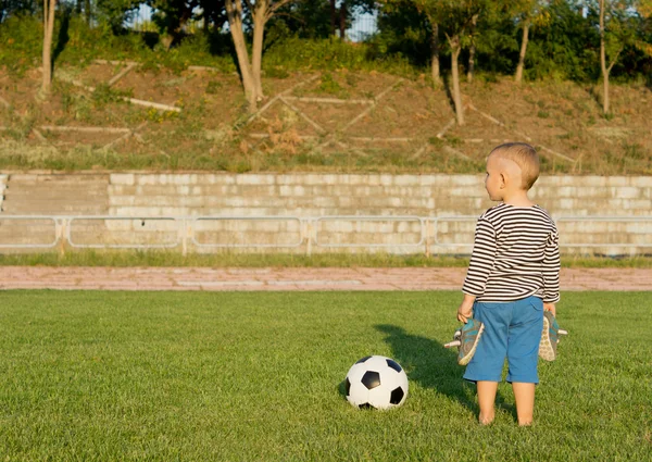 Bosý kluk s fotbalovým míčem — Stock fotografie