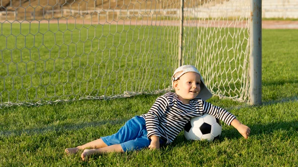 Giovane scalzo con pallone da calcio — Foto Stock