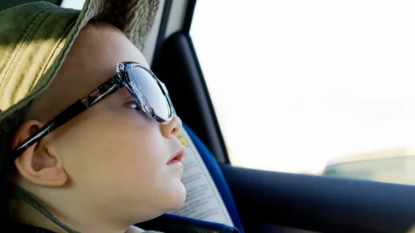 Мальчик в больших солнцезащитных очках — стоковое фото
