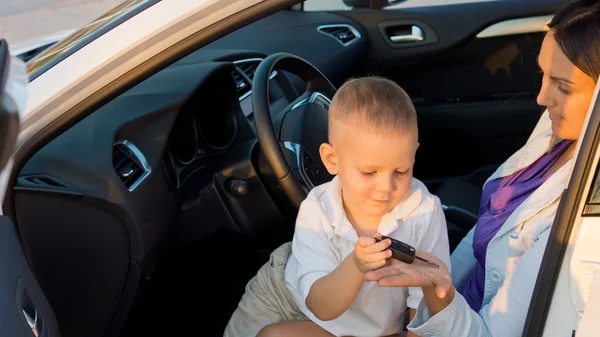 Kleiner Junge gibt seiner Mutter Autoschlüssel — Stockfoto
