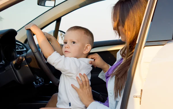 Niño pequeño fingiendo conducir — Foto de Stock