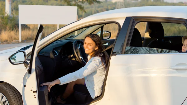 Mutter schließt Autotür — Stockfoto