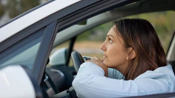 Vrouw te wachten geduldig in haar auto — Stockfoto