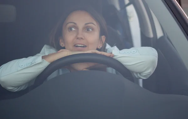 Mujer acosada esperando en coche — Foto de Stock