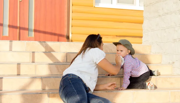 Mother wiping her sons face — Stock Photo, Image