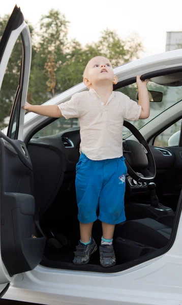 Piccolo ragazzo in piedi in una porta dell'auto — Foto Stock