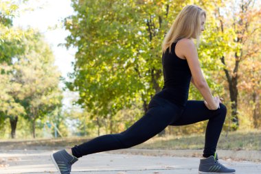 kadın bir egzersiz sırasında germe