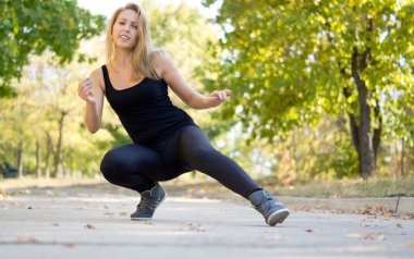 Eğleniyor kadın çalışma dışarı