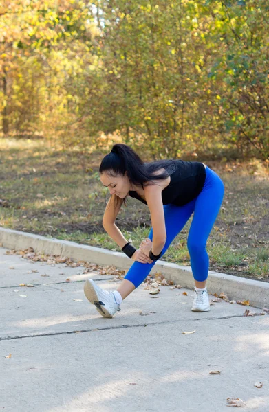 Fit femme limbering up — Photo