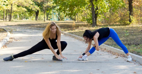 Two women working out together — Φωτογραφία Αρχείου