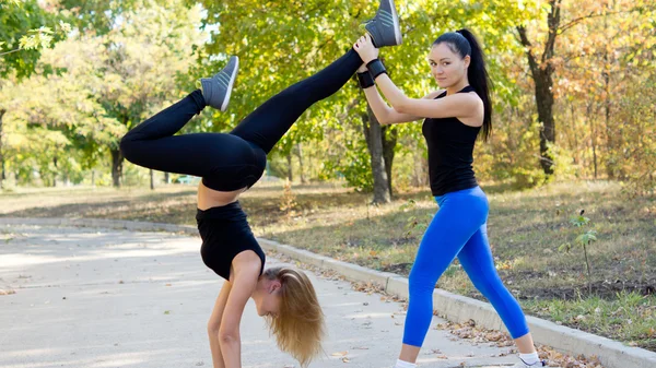 Mulher fazendo um suporte de mão — Fotografia de Stock