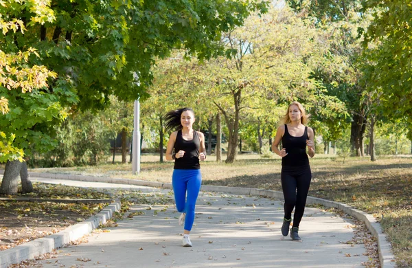 Deux femmes faisant du jogging dans un parc — Photo