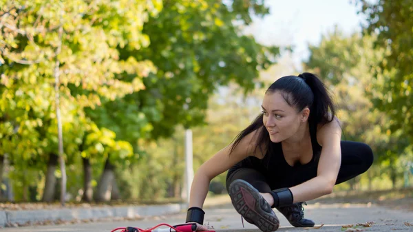 Vrouw atleet limbering omhoog — Stockfoto