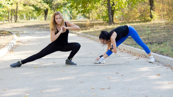 함께 운동 하는 두 여자 — 스톡 사진