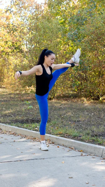 Mulher flexível balanceamento em uma perna — Fotografia de Stock