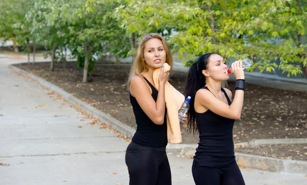 Women athletes taking a break during training — Stock Photo, Image