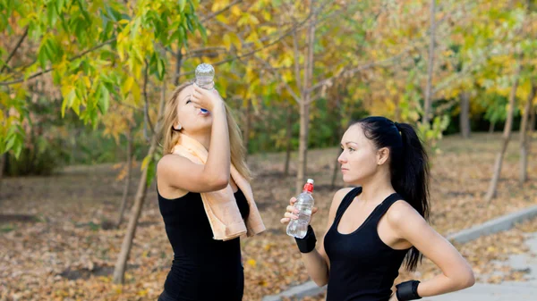 Women athletes drinking water — Stock Photo, Image