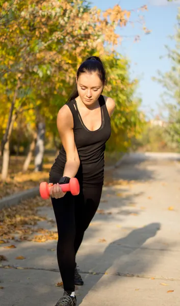 Vrouw aan het trainen met gewichten — Stockfoto