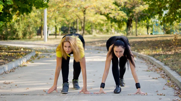 Teamkollegen trainieren für einen Laufwettbewerb — Stockfoto