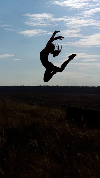 Sierlijke acrobatische vrouw springen — Stockfoto