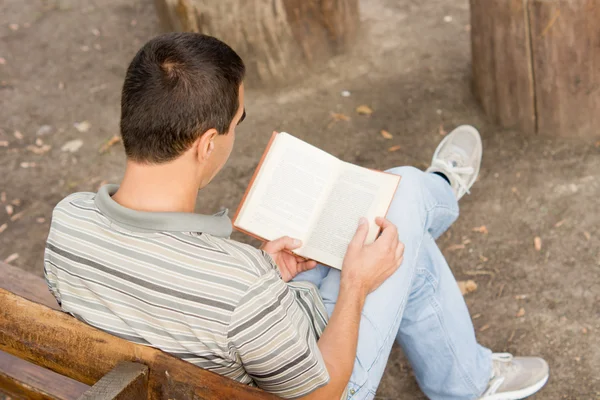 Casual man koppla av med en bok — Stockfoto