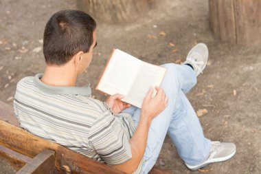 kitap okuma oturan adam