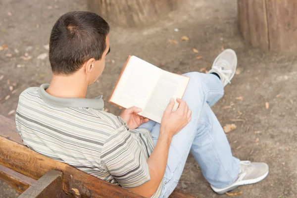 Man sitting reading a book — Stock Photo, Image