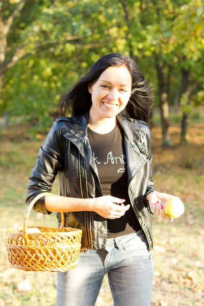 Mulher carregando cesta e maçã — Fotografia de Stock