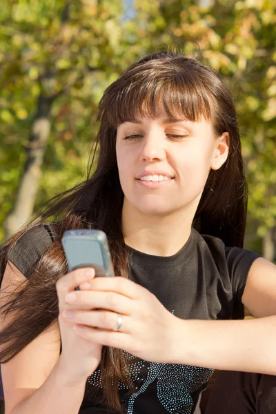 Femme utilisant un téléphone portable — Photo