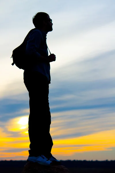Silhouette of a man with a backpack — Stock Photo, Image