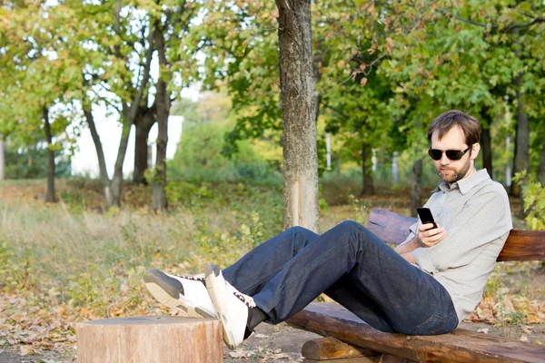 Uomo che legge un messaggio sul suo cellulare — Foto Stock