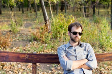 adam derin düşünce