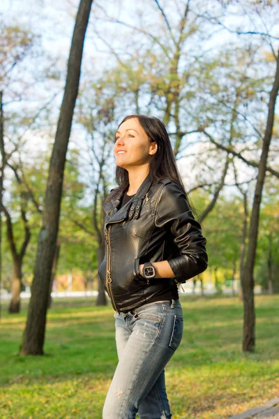 Menina feliz andando pela floresta — Fotografia de Stock